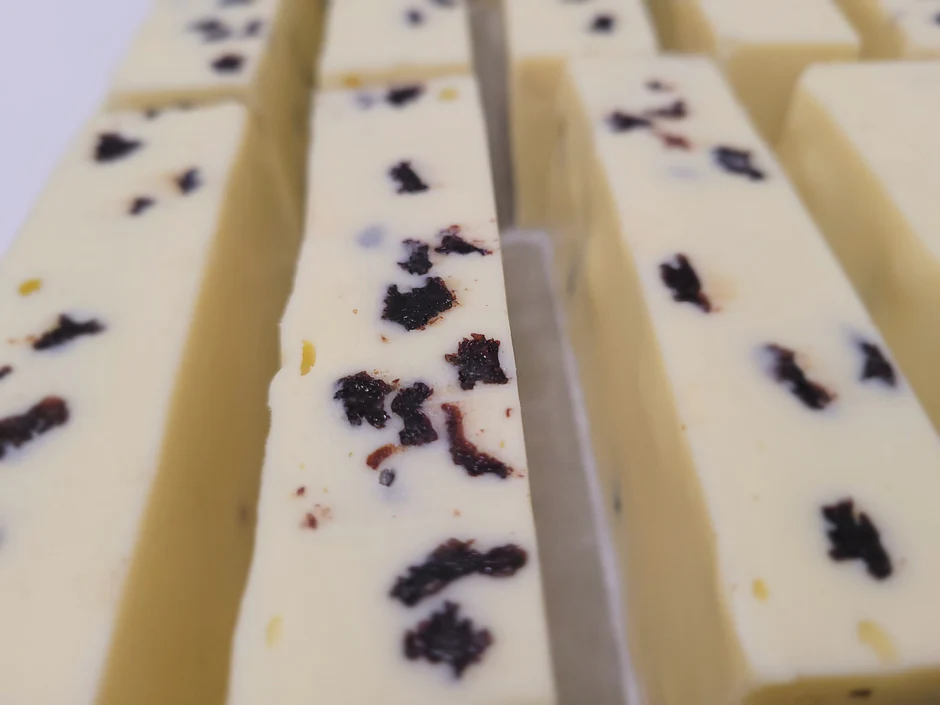 Baton de casă albă cu coacăze 100g
