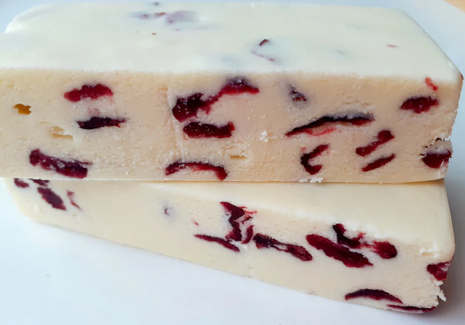 Baton de casă albă cu merișoare 100g